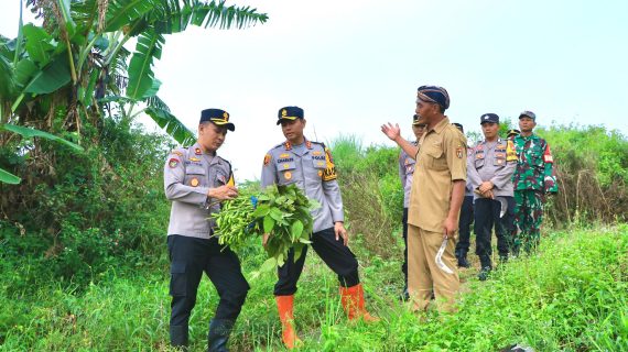 Gelorakan Swasembada Pangan, Kapolres Ngawi Beri Motivasi Petani Edamame