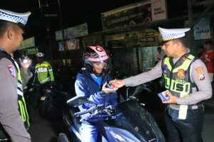 Tidak Hanya Razia, Polres Bangkalan Beri Hadiah Bagi Pengendara Motor Taat Berlalu Lintas