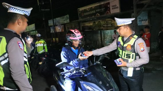 Tidak Hanya Razia, Polres Bangkalan Beri Hadiah Bagi Pengendara Motor Taat Berlalu Lintas