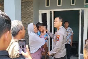 Polisi Peduli Warga, Kapolres Pacitan Santuni Anak Penderita Hidrosefalus