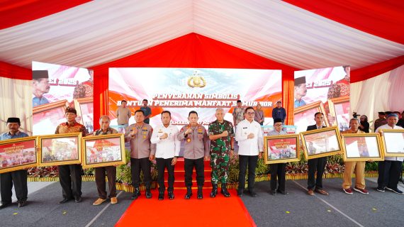 Hadiri Ground Breaking Asrama Polresta Samarinda, Kapolri Bagikan Sumur Bor-Sembako ke Warga