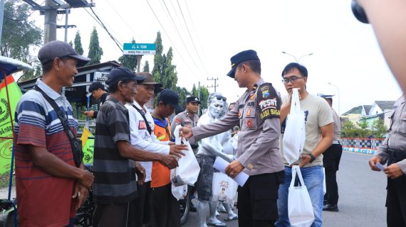 Polisi Peduli, Turun ke Jalan Salurkan Bansos untuk Pekerja Jalanan di Ngawi
