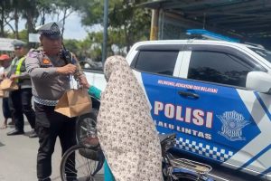 Polres Situbondo Berbagi Makanan Gratis Untuk Sopir Truk dan Angkutan Umum
