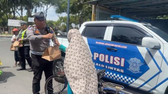 Polres Situbondo Berbagi Makanan Gratis Untuk Sopir Truk dan Angkutan Umum