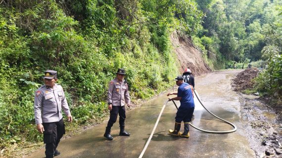 Gerak Cepat Polres Batu Tangani Bencana Tanah Longsor