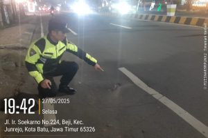 Waspada! Personel Polsek Junrejo Temukan Penurunan Jalan Ir. Soekarno Saat Laksanakan Patroli