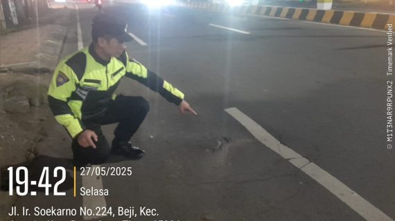Waspada! Personel Polsek Junrejo Temukan Penurunan Jalan Ir. Soekarno Saat Laksanakan Patroli