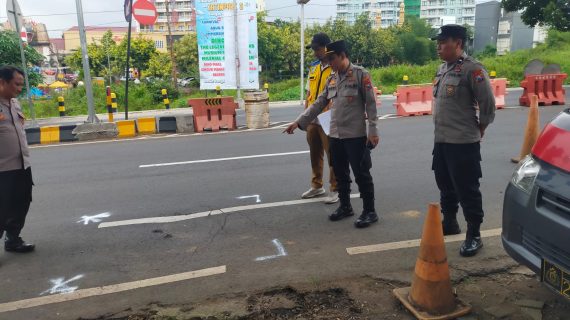 Tanggap Kerusakan Jalan : Polsek Junrejo dan Bina Marga Provinsi Jatim Bersinergi Tinjau dan Perbaiki Penurunan Jalan Ir. Soekarno