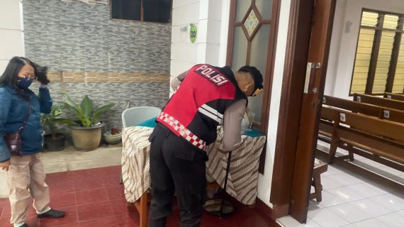 Sat Samapta Polres Batu Laksanakan Sterilisasi di Gereja Gembala Baik Jelang Ibadah Kenaikan Isa Almasih