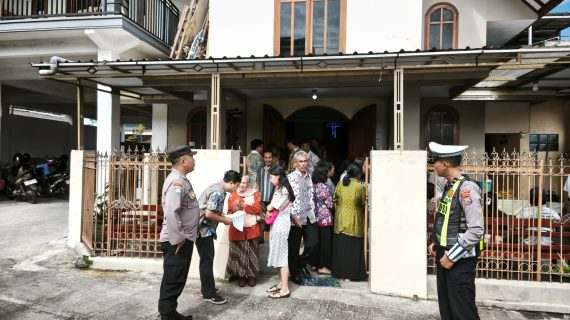 Tingkatkan Pengamanan, Polres Batu Kerahkan Personel Amankan Perayaan Kenaikan Isa Al Masih