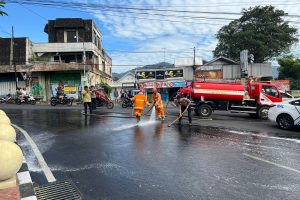 Sigap dan Tanggap, Polres Batu Bersama Damkar Bersihkan Tumpahan Solar Demi Keselamatan Pengguna Jalan