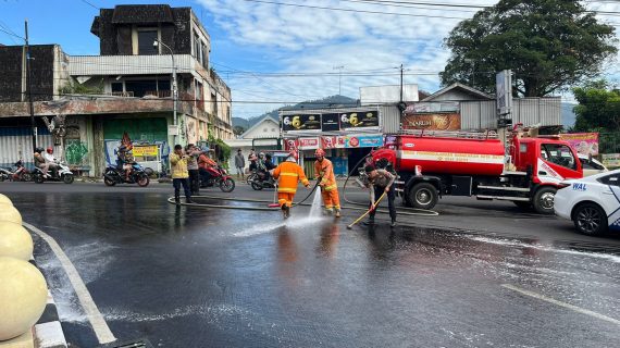 Sigap dan Tanggap, Polres Batu Bersama Damkar Bersihkan Tumpahan Solar Demi Keselamatan Pengguna Jalan