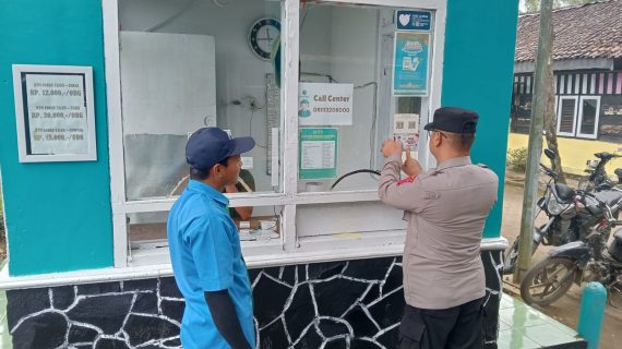 Tingkatkan Akses Darurat, Polsek Bumiaji Pasang Stiker Call Center 110