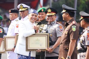 Kapolrestabes Surabaya Terima Penghargaan di HJKS ke-732 Wujud Dedikasi Jogo Suroboyo