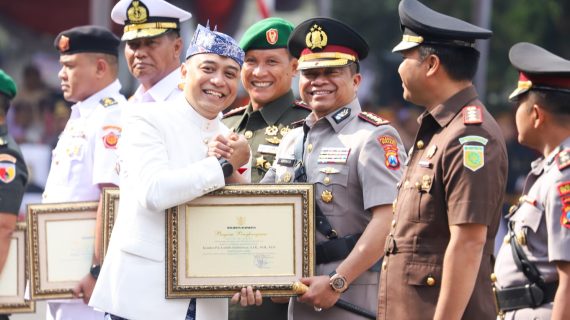 Kapolrestabes Surabaya Terima Penghargaan di HJKS ke-732 Wujud Dedikasi Jogo Suroboyo