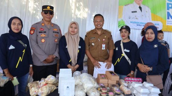 Monitoring dan Pengamanan : Polsek Bumiaji Kawal Giat Gerakan Pangan Murah
