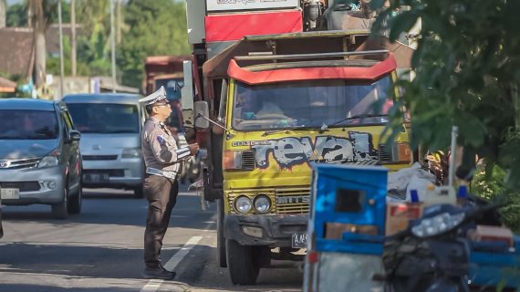 Operasi Gabungan Polres Jember Sosialisasi Larangan Kendaraan ODOL