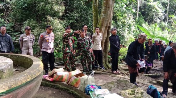 Polres Probolinggo Kawal Kegiatan Adat Mendak Tirta di Air Terjun Madakaripura Jelang Yadnya Kasada