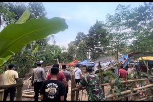 Personel Gabungan Polres Pasuruan Bongkar Arena Sabung Ayam di Purwodadi