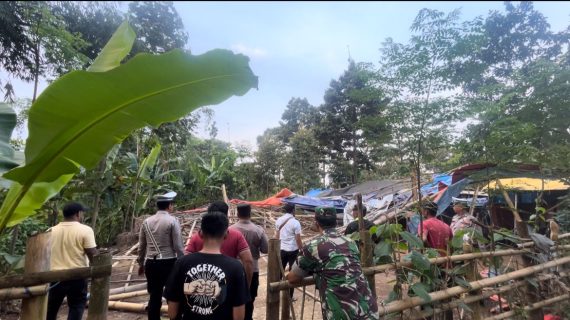 Personel Gabungan Polres Pasuruan Bongkar Arena Sabung Ayam di Purwodadi