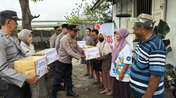Senyum Renyah Warga Terima Bantuan Polres Madiun Kota di Hari Bhayangkara ke -79