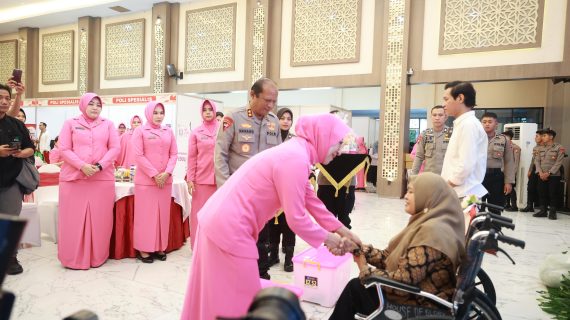 Hari Bhayangkara ke -79 Polda Jatim Beri Bantuan Tongkat dan Kursi Roda Bagi Kaum Difabel