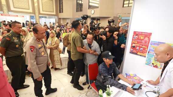 Polda Jatim Gelar Baktikes Hari Bhayangkara ke-79, Beri Layanan Kesehatan Gratis Belasan Ribu Warga Jawa Timur