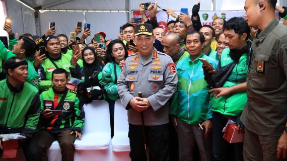 Kapolri Bagikan Sembako dan Alat Bantu Disabilitas di Puncak Bakti Kesehatan
