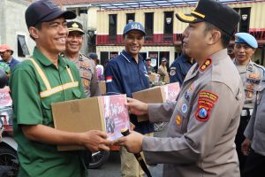 Hari Bhayangkara ke -79 Polres Pelabuhan Tanjungperak Gelar Baksos, Puluhan Pengemudi Bentor dan Kuli Panggul Full Senyum
