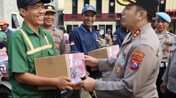 Hari Bhayangkara ke -79 Polres Pelabuhan Tanjungperak Gelar Baksos, Puluhan Pengemudi Bentor dan Kuli Panggul Full Senyum