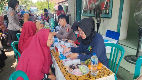 Polresta Sidoarjo Berbagi 100 Paket Sembako Saat Gelar Baktikes Hari Bhayangkara ke-79