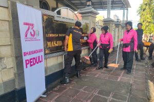 Polri Untuk Masyarakat : Polres Pamekasan Gelar Bakti Religi dan Bansos di Hari Bhayangkara Ke-79