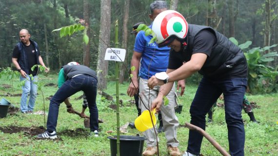 Peduli Lingkungan, Kapolres Batu Pimpin Aksi Tanam Pohon di Coban Rondo