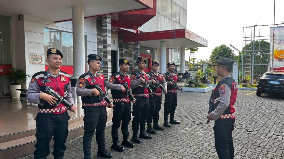 SATUAN SAMAPTA POLRES BATU LAKSANAKAN APEL PAGI DAN PENGAMANAN OBJEK VITAL BANK JATIM