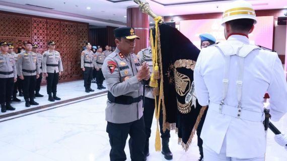 Kapolda Jatim Pimpin Upacara Pemuliaan Nilai Luhur Tribrata Pataka Polda Jatim ‘Tan Hana Dharma Mangrwa
