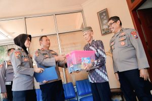 Penuh Haru, Anjangsana SPN Polda Jatim ke Para Purnawirawan di Hari Bhayangkara ke -79