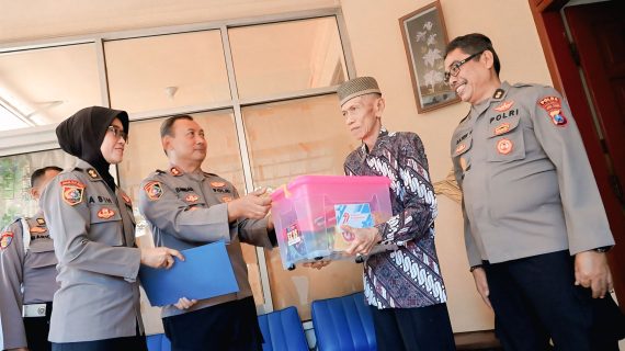 Penuh Haru, Anjangsana SPN Polda Jatim ke Para Purnawirawan di Hari Bhayangkara ke -79