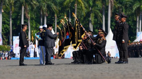 Presiden Hadiahi Penghargaan Nugraha Sakanti dan Tanda Kehormatan Bintang Bhayangkara Nararya