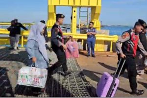 Polri Untuk Masyarakat : Polres Situbondo Patroli di Pelabuhan Jangkar Bantu Penumpang Kapal