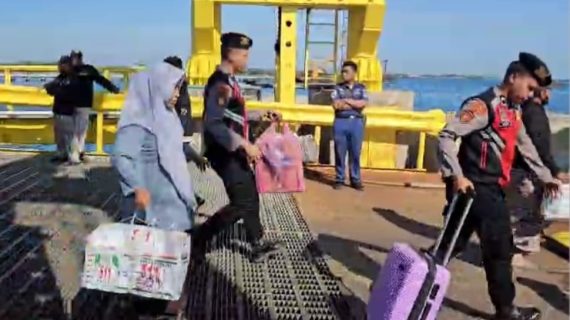 Polri Untuk Masyarakat : Polres Situbondo Patroli di Pelabuhan Jangkar Bantu Penumpang Kapal