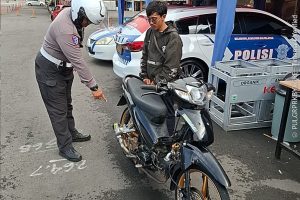 Teguran Langsung! Personel Satlantas Polres Batu Dapati R2 Gunakan Knalpot Brong