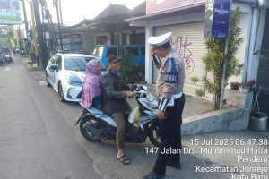 Edukasi dan Teguran : Satlantas Polres Batu Sidak Pengendara Motor Tak Berhelm SNI