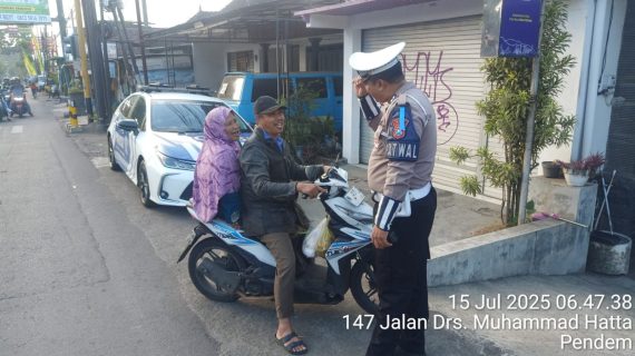 Edukasi dan Teguran : Satlantas Polres Batu Sidak Pengendara Motor Tak Berhelm SNI