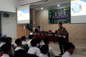Ops Patuh Semeru 2025: Ps. Kanit Lantas Beri Penyuluhan Safety Riding di SMA Islam Pujon