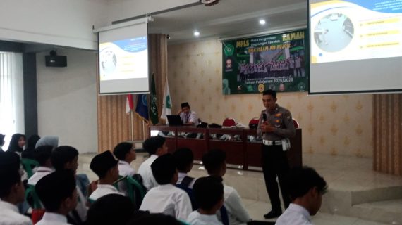 Ops Patuh Semeru 2025: Ps. Kanit Lantas Beri Penyuluhan Safety Riding di SMA Islam Pujon