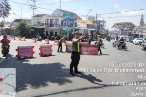 Ops Patuh Semeru 2025: Satlantas Batu Kawal Kelancaran Lalu Lintas di Acara Karnaval Desa Pendem