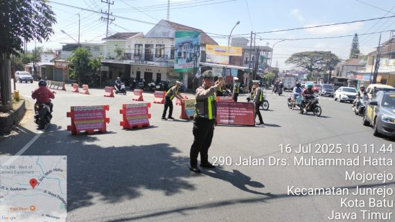 Ops Patuh Semeru 2025: Satlantas Batu Kawal Kelancaran Lalu Lintas di Acara Karnaval Desa Pendem