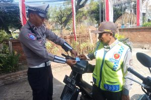 Agar Patuh Aturan: Satlantas Beri Edukasi dan Berbagi Stiker ke Pengendara Ranmor