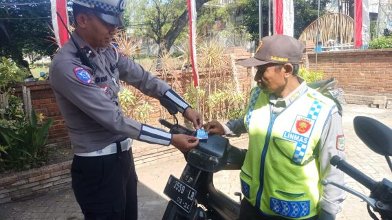 Agar Patuh Aturan: Satlantas Beri Edukasi dan Berbagi Stiker ke Pengendara Ranmor