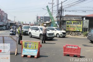 Ops Patuh Semeru 2025: Satlantas Polres Batu Amankan Arus Lalu Lintas pada Kirab Tumpeng Bersih Desa Mojorejo